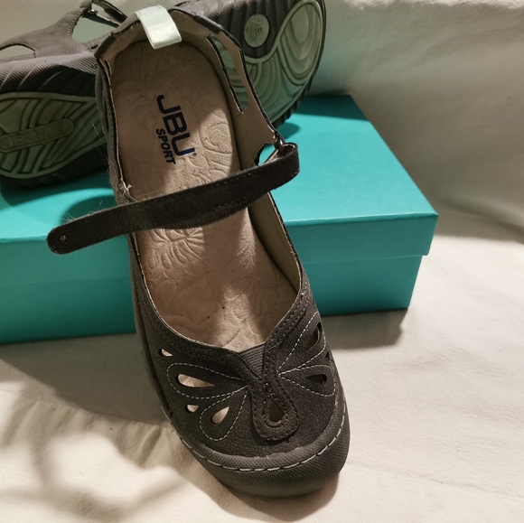 Shoes - Picture 4 of 6